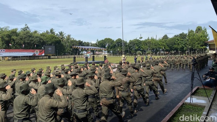 Petugas kepolisian melakukan penggerebekan di hutan Kecamatan Plosoklaten