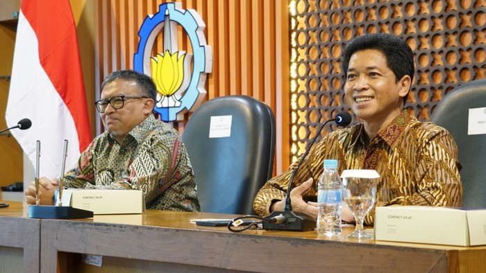 Direktur Operasi Sumber Daya Kominfo Dwi Handoko dan Wakil Rektor IV ITS Bambang Pramujati sepakati pengembangan robot pelayanan publik.