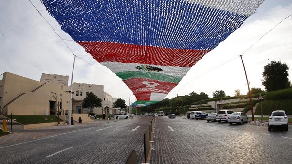 Pemandangan jalan raya di Desa Katara yang dihiasi bentangan bendera. Selain mempercantik kawasan, pemasangan bendera-bendera itu juga sebagai peneduh pengguna jalan dari terik matahari.