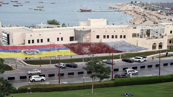 Penampakan desa Katara di Doha, Qatar, berhias bendera raksasa jelang Piala Dunia 2022.