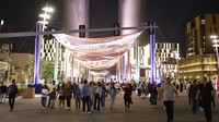 Selain itu, kawasan bulevar Lusail juga tak kalah cantik. Bentangan bendera peserta Piala Dunia itu juga membentang di atas jalan.  