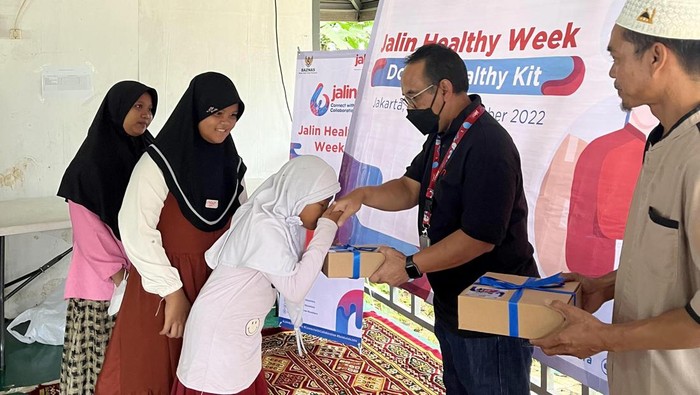Dukungan untuk Kesehatan Anak-anak dan Remaja di Bantargebang Sebanyak 500 paket healthy kit diberikan kepada anak-anak dan remaja di berbagai panti asuhan dan sekolah di area DKI Jakarta dan Bekasi. Salah satunya dikawasan Bantargebang Bekasi.