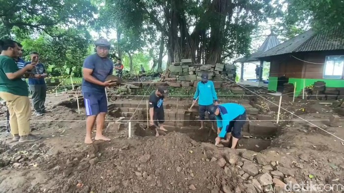 Ekskavasi Candi di Pasuruan Temukan Kepala Manusia Berbadan Burung-Raksasa