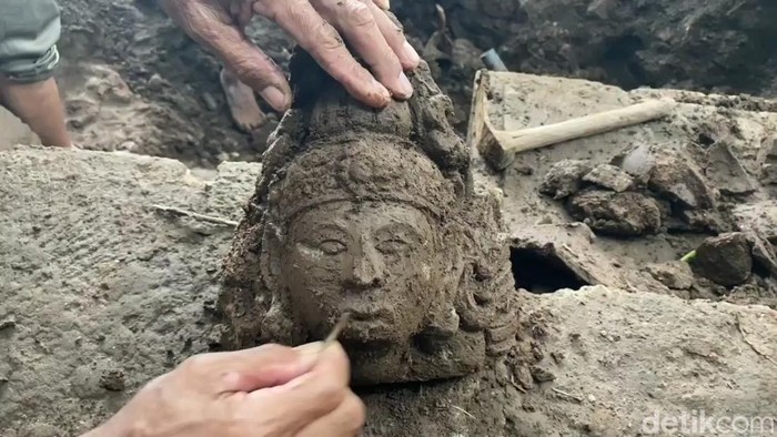 Ekskavasi Candi di Pasuruan Temukan Kepala Manusia Berbadan Burung-Raksasa