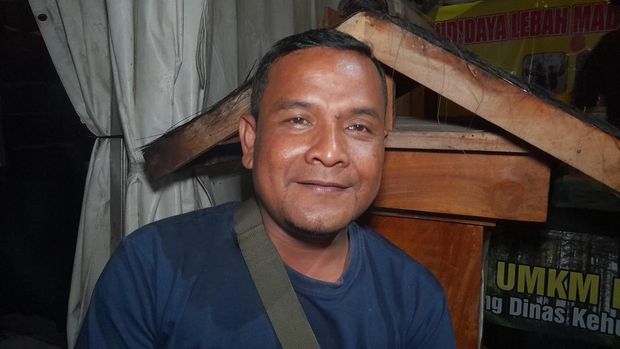 Ewok Jarot, penakluk lebah asal Sumedang.