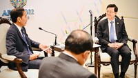 Jokowi juga hadir dalam sesi Dialog Informal Pemimpin APEC dengan Undangan. Sejumlah pemimpin ekonomi di luar APEC yang diundang antara lain Presiden Prancis Emmanuel Macron, Perdana Menteri Kamboja Hun Sen, dan Putra Mahkota Arab Saudi Mohammed bin Salman.