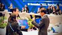 Pertemuan bilateral dengan Chief Executive Hong Kong juga dijadwalkan. Jokowi kemudian akan mengikuti sesi Makan Siang Pemimpin APEC bersama Undangan.