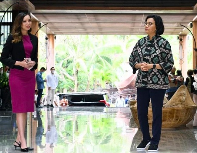 Menteri Keuangan Sri Mulyani hampir tak pernah absen di setiap kegiatan Konferensi Tingkat Tinggi G20 yang berlangsung di Bali beberapa hari lalu. Ada yang menarik dari penampilan mantan direktur pelaksana Bank Dunia itu. Sesekali ia terlihat memakai sneakers, khususnya saat sesi wawancara dengan TV. (Foto: Instagram/@smindrawati)