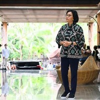 Menteri Keuangan Sri Mulyani hampir tak pernah absen di setiap kegiatan Konferensi Tingkat Tinggi G20 yang berlangsung di Bali beberapa hari lalu. Ada yang menarik dari penampilan mantan direktur pelaksana Bank Dunia itu. Sesekali ia terlihat memakai sneakers, khususnya saat sesi wawancara dengan TV. (Foto: Instagram/@smindrawati)