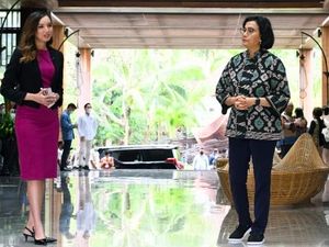 7 Gaya Sri Mulyani Pakai Sneakers di KTT G20, Dipadu Batik dan Tenun