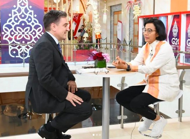 Terlepas dari formalitas KTT G20, sneakers yang identik sebagai sepatu kasual dan nyaman menjadi andalan Sri Mulyani jika memungkinkan. Pada beberapa kesempatan, ia mengenakan sneakers yang berbeda-beda. (Foto: Instagram/@smindrawati)