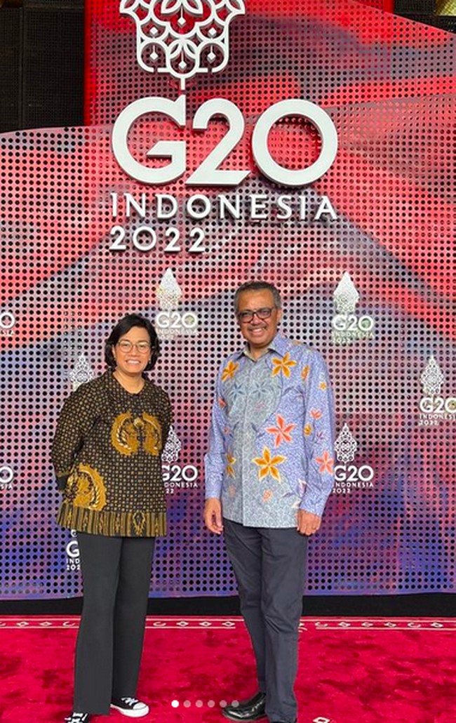 Teranyar saat ia mengadakan pertemuan dengan Direktur Jenderal Organisasi Kesehatan Dunia (WHO) Tedros Adhanom Ghebreyesus di Bali, Kamis (17/8/2022). Lewat Instagram, ia melaporkan soal hasil pembahasan dengan bos WHO tersebut. Namun, perhatian netizen teralihkan oleh sepasang sneakers yang dipakainya. (Foto: Instagram/@smindrawati)