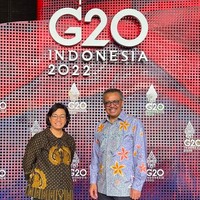 Teranyar saat ia mengadakan pertemuan dengan Direktur Jenderal Organisasi Kesehatan Dunia (WHO) Tedros Adhanom Ghebreyesus di Bali, Kamis (17/8/2022). Lewat Instagram, ia melaporkan soal hasil pembahasan dengan bos WHO tersebut. Namun, perhatian netizen teralihkan oleh sepasang sneakers yang dipakainya. (Foto: Instagram/@smindrawati)