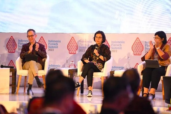 Jelang KTT G20, Sri Mulyani sempat menghadiri Indonesia Fintech Summit di Bali sebagai pembicara. Tampil di panggung, Sri Mulyani melengkapi gayanya dengan sneakers. Apapun pilihan sneakers-nya atasan berbahan kain tradisional wajib menemani penampilan Sri Mulyani selama KTT G20. Mau itu batik, ataupun songket dan tenun khas Bali. (Foto: Instagram/@smindrawati)