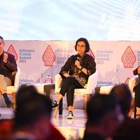 Jelang KTT G20, Sri Mulyani sempat menghadiri Indonesia Fintech Summit di Bali sebagai pembicara. Tampil di panggung, Sri Mulyani melengkapi gayanya dengan sneakers. Apapun pilihan sneakers-nya atasan berbahan kain tradisional wajib menemani penampilan Sri Mulyani selama KTT G20. Mau itu batik, ataupun songket dan tenun khas Bali. (Foto: Instagram/@smindrawati)
