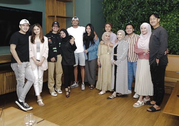Geng Seleb Lesti Kejora Kumpul, Menu Makanannya Steak hingga Jus Buah! Geng Seleb Lesti Kejora Kumpul, Menu Makanannya Steak hingga Jus Buah!