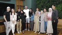  Baru-baru ini mereka berkumpul untuk makan bersama hingga karokean. Lesti menggandeng sang suami Rizky Billar, dan teman-temannya juga membawa pasangan. Foto: Instagram/Pool