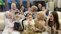 Salah satu anggota geng ini ada Aurel Hrmansyah, Syifa Hadju, hingga Margin. Mereka juga membawa anak-anak ke acara makan malam ini. Foto: Instagram/Pool