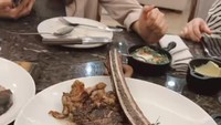 Nah, untuk menu makanan utamanya Lesti dan teman-temannya menyantap hidangan steak mewah. Dari potongan sirloin hingga tenderloin semuanya tersedia. Foto: Instagram/Pool