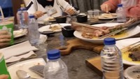 Aurel yang dikenal ramah dan memiliki banyak teman, juga menikmati hidangan steak ala Western ini. Selain jus, tersedia juga es kopi susu hingga teh kemasan lho. Foto: Instagram/Pool