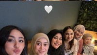 Kenyang makan malam dengan steak dan aneka camilan, kegiatan kumpul-kumpul ini ditutup dengan sesi karaoke. Lesti menyumbang beberapa lagu untuk menghibur teman-temannya. Foto: Instagram/Pool