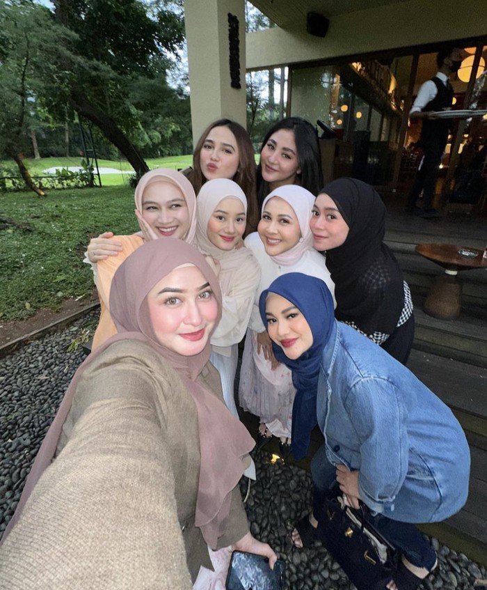 Geng Seleb Lesti Kejora Kumpul, Menu Makanannya Steak hingga Jus Buah! Geng Seleb Lesti Kejora Kumpul, Menu Makanannya Steak hingga Jus Buah!