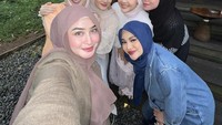 Rujuk kembali usai kasus KDRT, Lesti Kejora kini sudah kembali eksis di media sosial. Ia bahkan sering mengunggah momen keseruannya bersama gengnya di restoran. Foto: Instagram/Pool