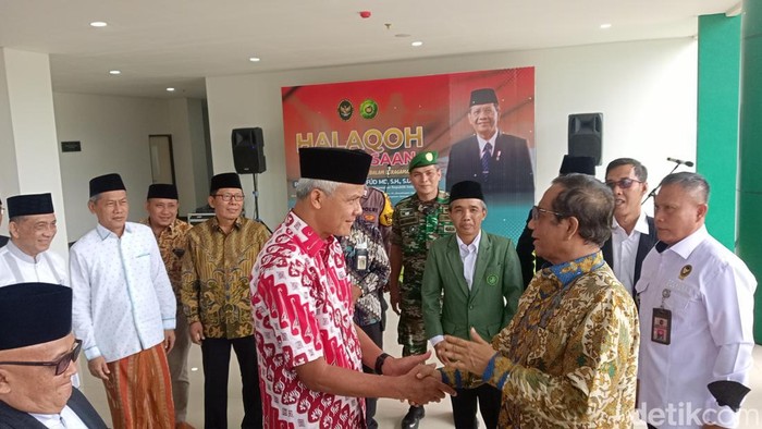 Gubernur Jateng Ganjar Pranowo menyambut Menko Polhukam saat tiba di Fakultas Farmasi Unwahas, Gunung Pati, Semarang, Jumat (18/11/2022).
