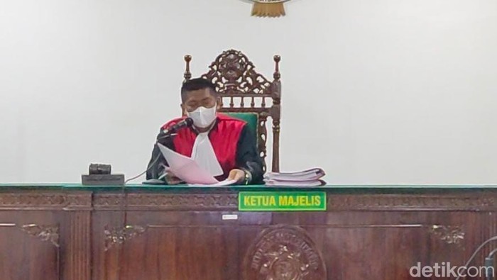 Hakim Fauzi Isra saat membacakan vonis (Hery Supandi/detikSumut)