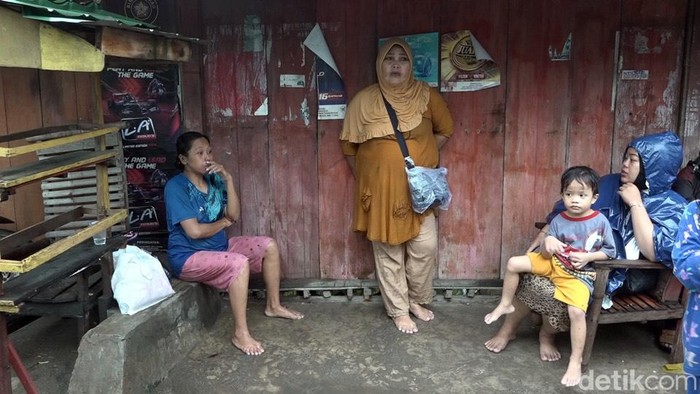 Ibu hamil selamat usai terseret banjir-tersangkut di pohon.