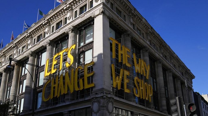 Inflasi Inggris Tembus Level Tertinggi Dalam 41 Tahun Terakhir A large department store with a hoarding reading 'Lets Change the Way we Shop' on its exterior on Oxford Street in London, Wednesday, Nov. 16, 2022. Britain's inflation rate rose to a 41-year high in October, fueling demands for the government to do more to ease the nation's cost-of-living crisis when it releases new tax and spending plans on Thursday. The Office for National Statistics says consumer prices rose 11.1% in the 12 months through October, compared with 10.1% in September. The October figure exceeded economists expectations of 10.7%. (AP Photo/Alastair Grant)