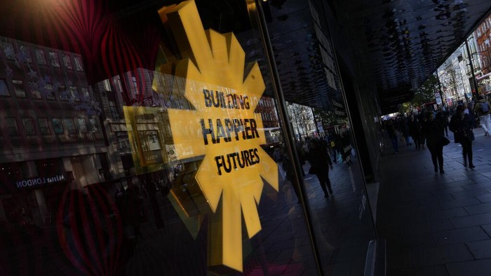 Inflasi Inggris Tembus Level Tertinggi Dalam 41 Tahun Terakhir A large department store with a hoarding reading 'Lets Change the Way we Shop' on its exterior on Oxford Street in London, Wednesday, Nov. 16, 2022. Britain's inflation rate rose to a 41-year high in October, fueling demands for the government to do more to ease the nation's cost-of-living crisis when it releases new tax and spending plans on Thursday. The Office for National Statistics says consumer prices rose 11.1% in the 12 months through October, compared with 10.1% in September. The October figure exceeded economists expectations of 10.7%. (AP Photo/Alastair Grant)