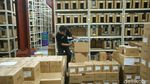 Intip Kesibukan Gudang Logistik di Depok