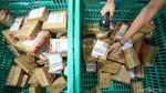 Intip Kesibukan Gudang Logistik di Depok