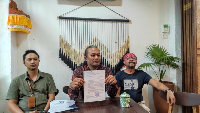 Salah satu korban dugaan penipuan dan penggelapan Yong Sagita bersama kuasa hukum di Kota Denpasar, Bali, Jumat (18/11/2022).