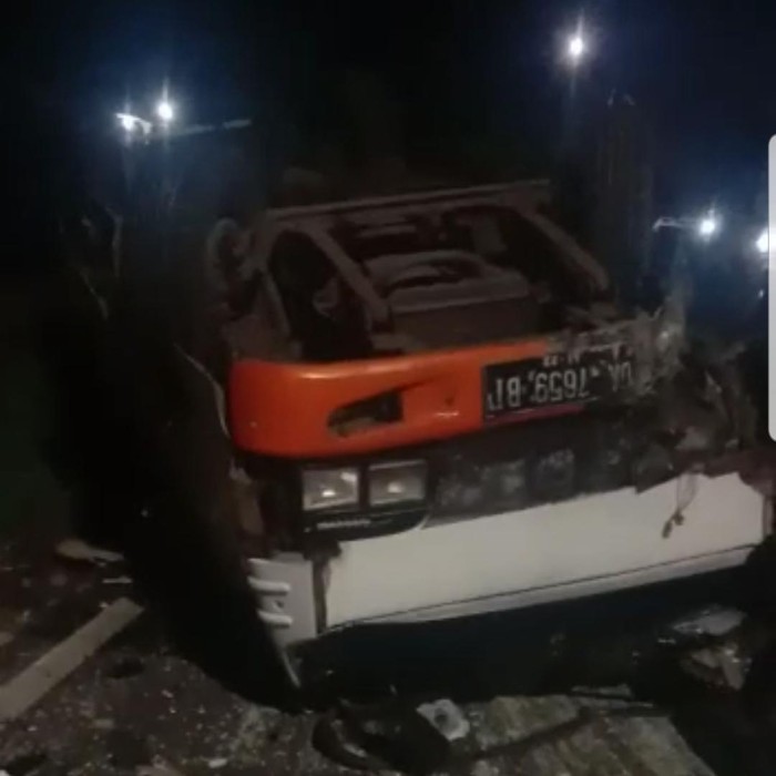 isuzu elf terbalik di jember