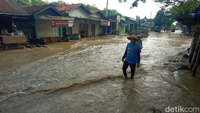 Jalan Desa Glonggong Pati kebanjiran, Jumat (18/11/2022).
