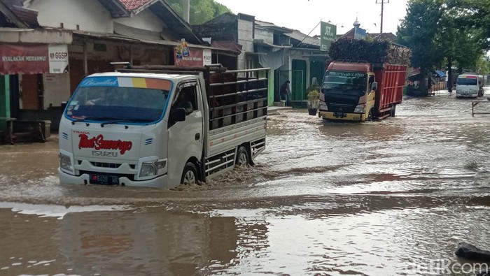Jalan Jakenan-Winong tepatnya Desa Glonggong. Jakenan, Kabupaten Pati, kebanjiran. Ketinggian air mencapai 50 sentimeter, Jumat (18/11/2022) pukul 08.00 WIB.