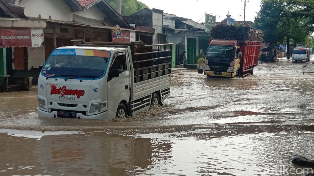 Hujan Semalaman, Jalanan di Pati Banjir
