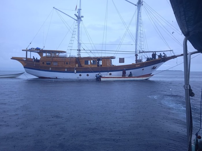 Kapal wisata Phinisi bawa turis Amerika-Italia kandas di Raja Ampat.