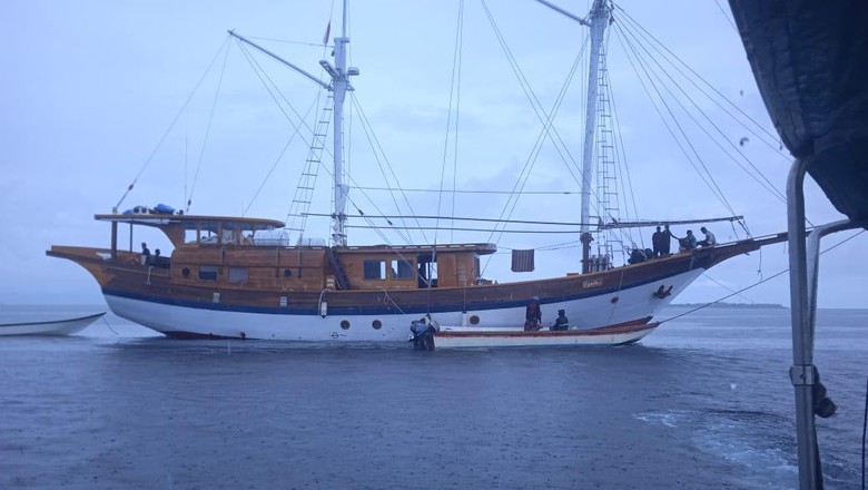 Kapal Phinisi Kandas di Raja Ampat. Kapal wisata Phinisi bawa turis Amerika-Italia kandas di Raja Ampat.