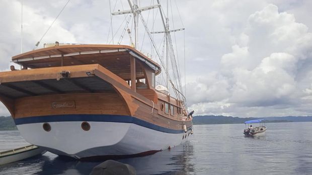 Kapal wisata Phinisi bawa turis Amerika-Italia kandas di Raja Ampat.