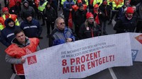 Karyawan pabrik mesin Mercedes-Benz melakukan aksi turun ke jalan, Berlin, Jerman, Kamis (17/11/2022).