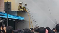 Petugas damkar melaporkan kebakaran terjadi sejak pukul 11.30 WIB (Foto: Indah Mutiara Kami/detikcom)