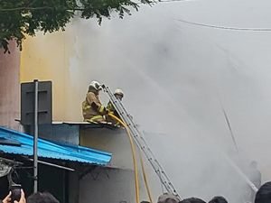 Potret Asap Membubung saat Damkar Padamkan Kebakaran Pasar Asemka