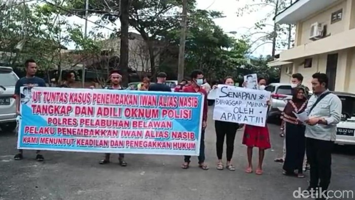 Keluarga pria yang tewas ditembak polisi berunjuk rasa di Mapolres Pelabuhan Belawan, Medan.