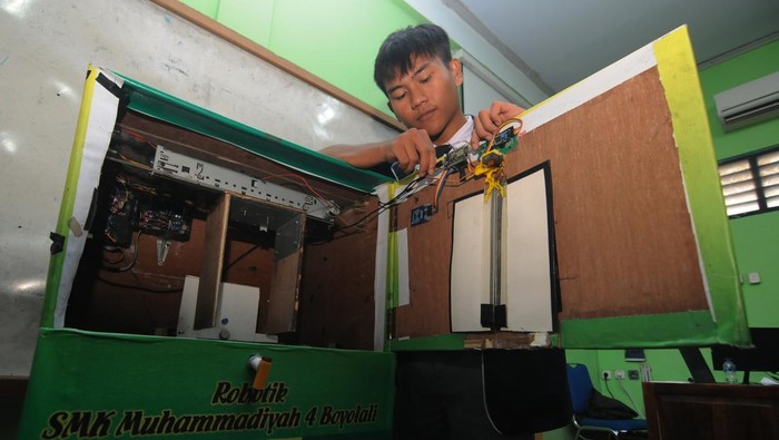 Keren! Siswa SMK di Boyolali Ini Bikin ATM Pemilah Sampah Siswa merakit komponen elektro saat membuat ATM Pemilah Sampah di SMK Muhammadiyah 4 Boyolali, Jawa Tengah, Jumat (18/11/2022). Hasil inovasi alat pemilah sampah dengan konsep anjungan tunai mandiri (ATM) itu pengguna dapat mengumpulkan saldo uang setelah memasukkan atau mengumpulkan sampah pada alat tersebut, sehingga diharapkan dapat menjadi gerakan peduli lingkungan. ANTARA FOTO/Aloysius Jarot Nugroho/rwa.