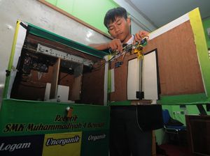Keren! Siswa SMK di Boyolali Ini Bikin ATM Pemilah Sampah