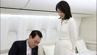 Ibu negara Korea Selatan Kim Keon-hee jadi perbincangan karena beberapa gaya busana dan posenya disebut meniru Audrey Hepburn dan Jackie O. Dalam beberapa potret resmi, busana dan pose mereka terlihat cukup persis. Tak sedikit yang berpikir bahwa kemiripan itu bukan disengaja. Foto: Youtube