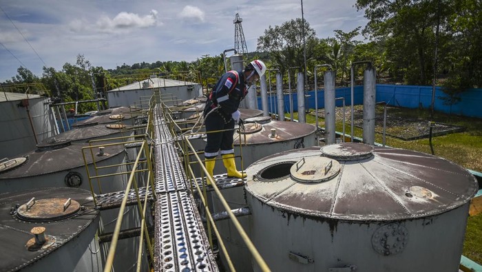 Perwira Pertamina bersepeda di dekat pipa penyaluran BBM di Tarakan, Kalimantan Utara.